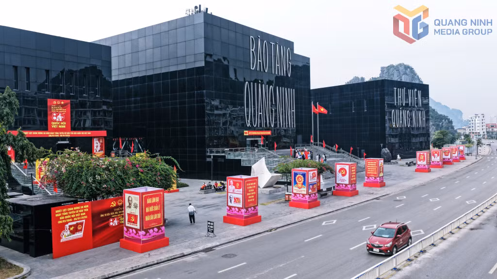 Cụm pano lớn với hình ảnh Chủ tịch Hồ Chí Minh và cờ Đảng cùng biểu ngữ cổ động được đặt dọc tuyến đường bao biển Trần Quốc Nghiễn