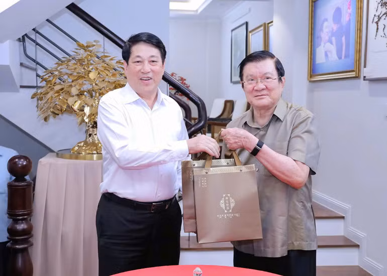 Chủ tịch nước Lương Cường thăm chúc Tết nguyên Chủ tịch nước Trương Tấn Sang. (Ảnh Xuân Kỳ)