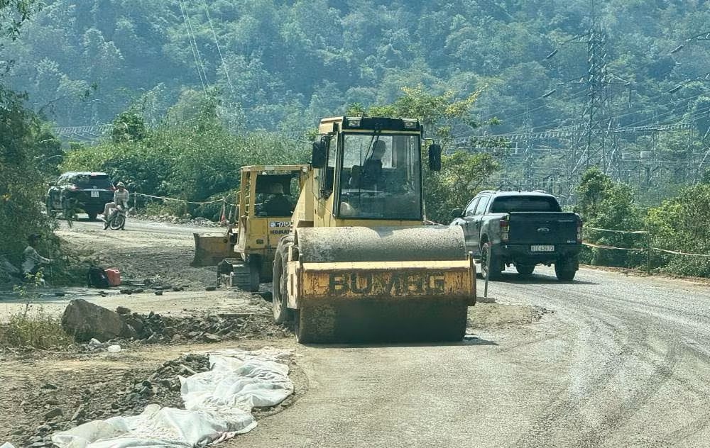 Máy móc thi công nâng cấp Quốc lộ 28B. Ảnh: Duy Tuấn