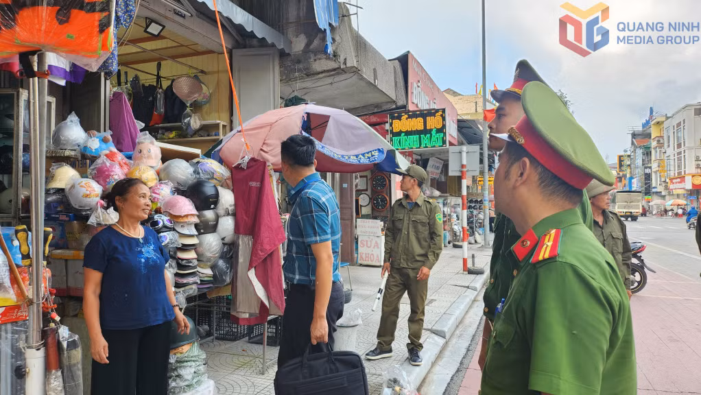 Lực lượng chức năng phường Uông Bí nhắc nhở người dân kinh doanh tuân thủ quy định, không bày bán hàng hóa, lắp đặt biển quảng cáo lấn chiếm vỉa hè, lòng đường, đảm bảo ATGT, tháng 9/2025.