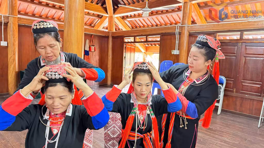 Bà Trương Thị Oanh (đứng, bên trái) cùng các chị em sửa soạn khăn áo chuẩn bị biểu diễn văn nghệ.