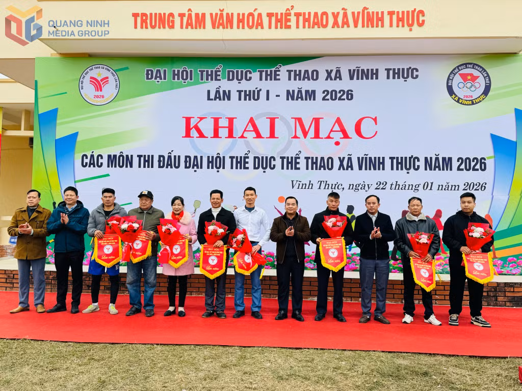 Ban tổ chức trao cờ lưu niệm cho các đội