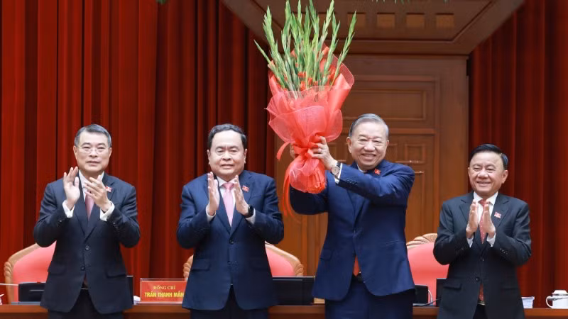 Ban Chấp hành Trung ương Đảng kháo XIV đã thống nhất tuyệt đối bầu đồng chí Tô Lâm, Tổng Bí thư Ban Chấp hành Trung ương Đảng khóa XIII tiếp tục giữ chức Tổng Bí thư Ban Chấp hành Trung ương Đảng khóa XIV. (Ảnh: TTXVN)