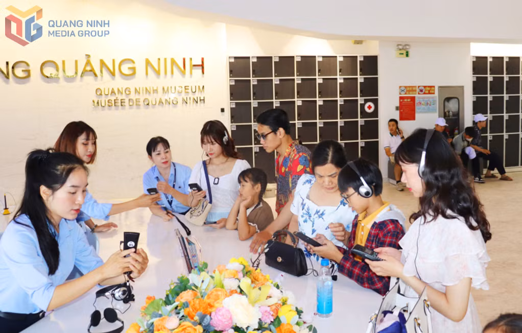 Audio guide và nhiều dịch vụ, trải nghiệm số khác được Bảo tàng Quảng Ninh ứng dụng gia tăng trải nghiệm, thuận lợi cho du khách tham quan.