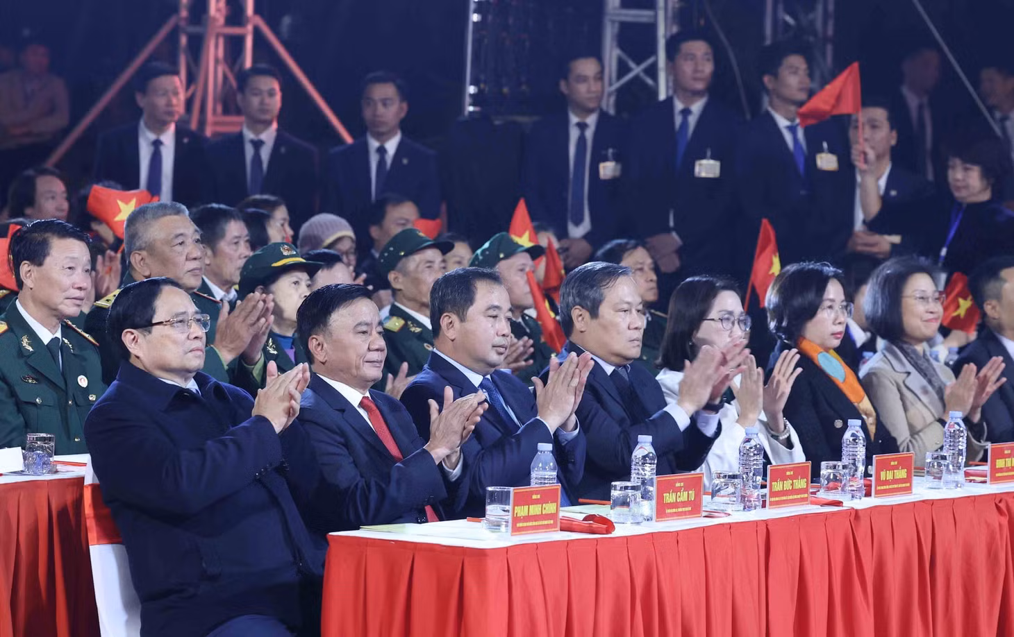 Thủ tướng Chính phủ Phạm Minh Chính, Thường trực Ban Bí thư Trần Cẩm Tú, lãnh đạo Đảng, Nhà nước dự Cầu truyền hình “Hai tay xây dựng một sơn hà” tại điểm cầu Hà Nội. (Ảnh: Phương Hoa/TTXVN)