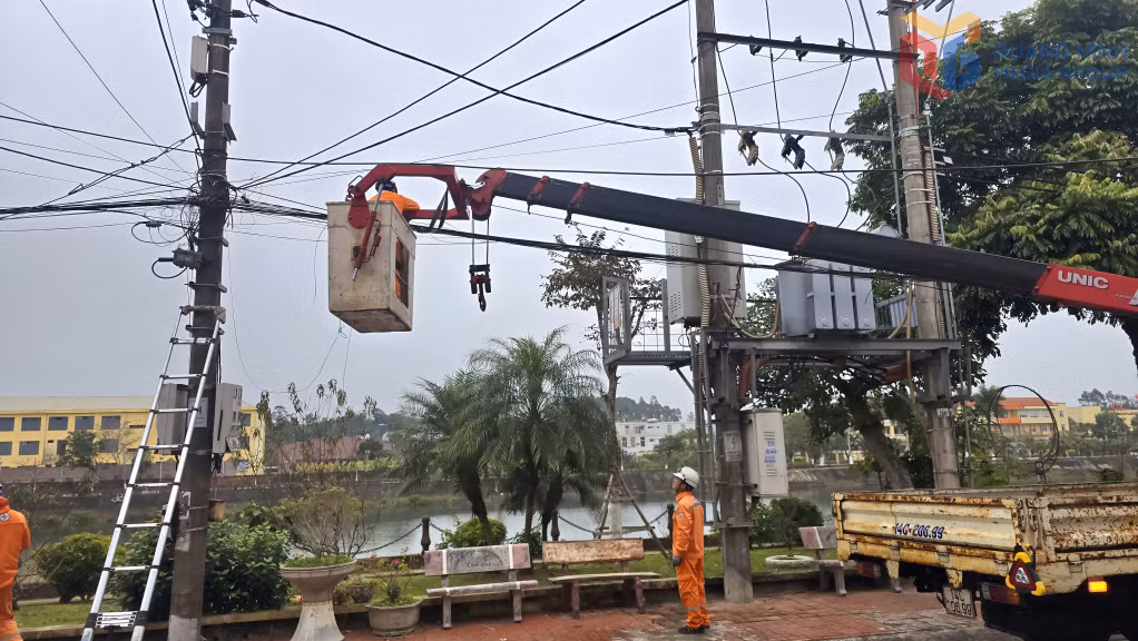Đội quản lý điện lực khu vực Hải Hà, các nhà mạng viễn thông sắp xếp lại hệ thống dây điện, viễn thông.