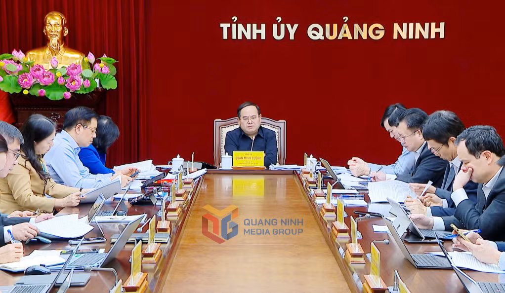Đồng chí Quản Minh Cường, Bí thư Tỉnh ủy, Trưởng Đoàn ĐBQH tỉnh, chủ trì và kết luận hội nghị giao ban Thường trực Tỉnh ủy.