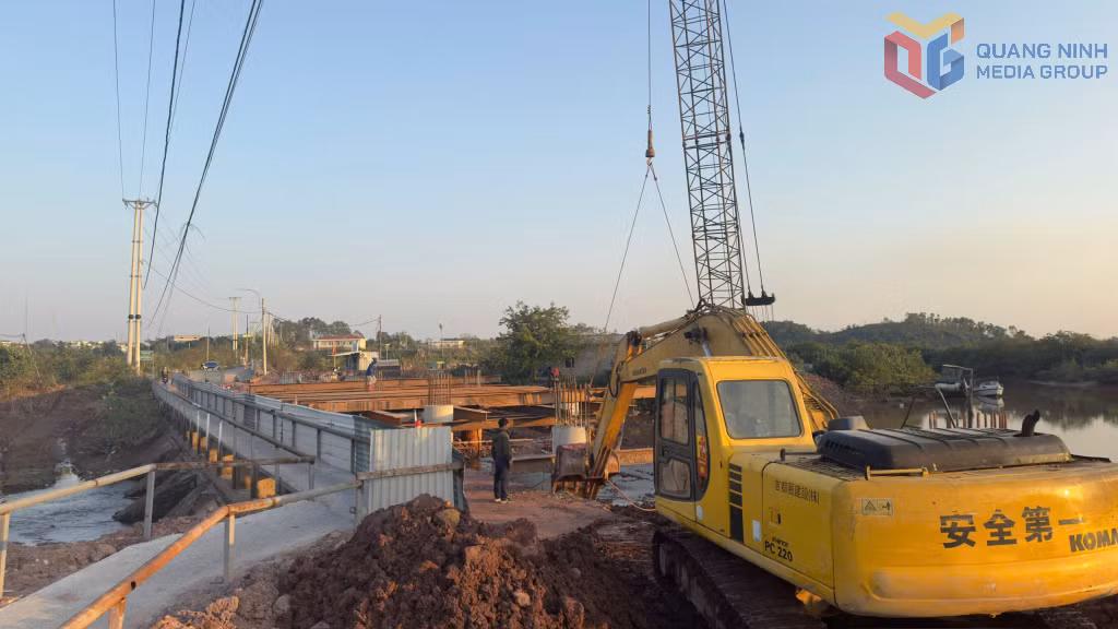 Công trường thi công Dự án đầu tư nâng cấp cầu 7 nhịp, phường Móng Cái 3.