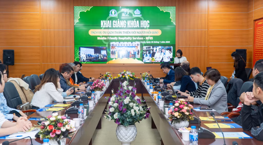 TS. Phan Thị Huệ, Phó Hiệu trưởng Trường Đại học Hạ Long phát biểu tại chương trình khai giảng khoá học “Dịch vụ du lịch thân thiện với người Hồi giáo".