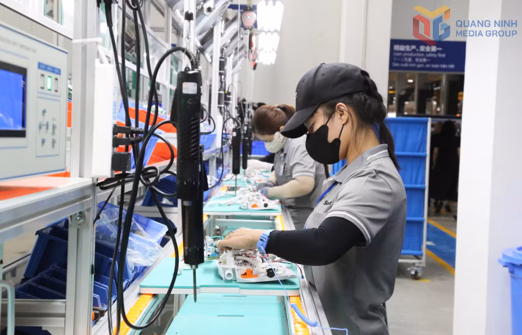 Công nhân làm việc tại Nhà máy Solex High-Tech Industries, KCN Bắc Tiền Phong trên địa bàn phường Liên Hòa.