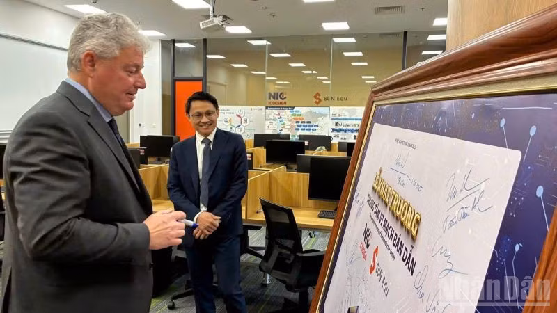 Phó Chủ tịch Tập đoàn ASML (Hà Lan) Eduard Stiphout tại Trung tâm Đổi mới sáng tạo Quốc gia (NIC) - Khu Công nghệ cao Hòa Lạc. (Ảnh: PV)