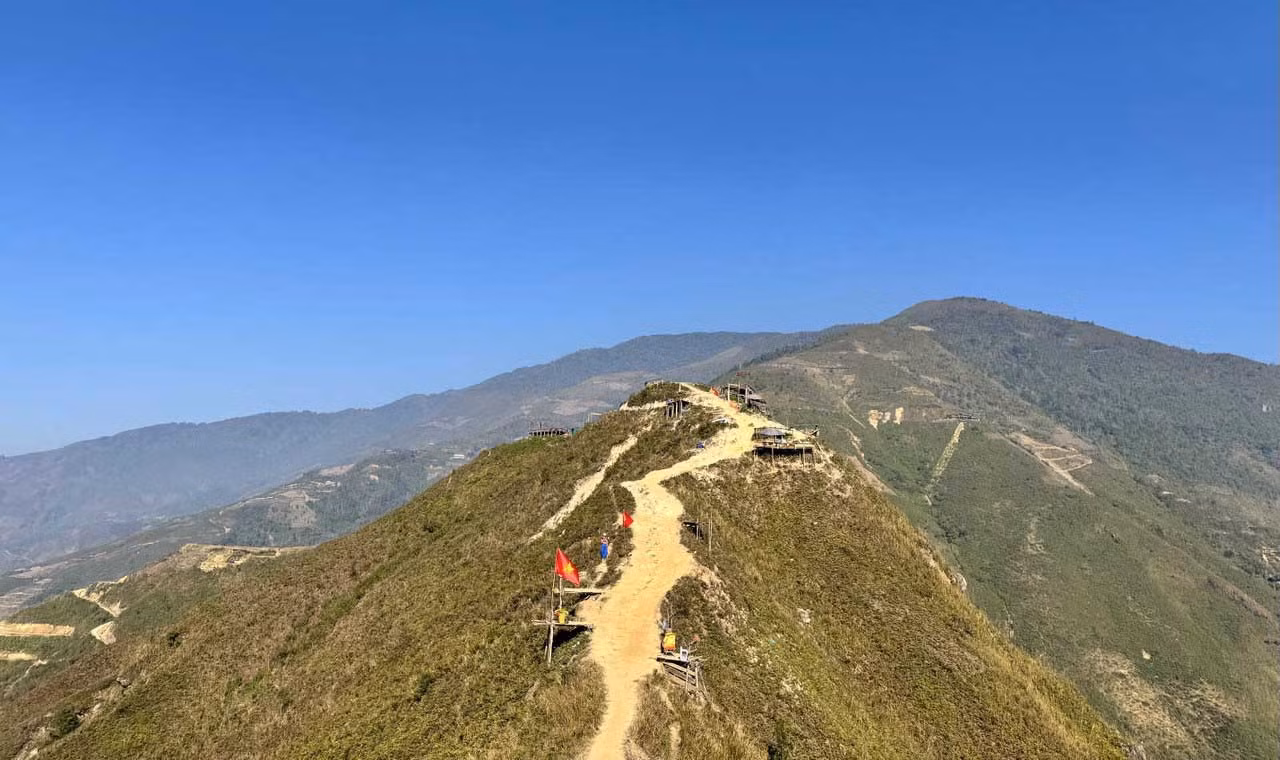 Sống lưng khủng long ở Tà Xùa. Ảnh: Linh Boo