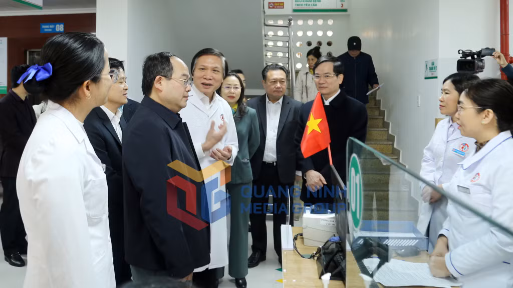 Đồng chí Bí thư Tỉnh ủy cùng đoàn công tác kiểm tra tại Khoa khám bệnh (1-2026). Ảnh: Thu Chung
