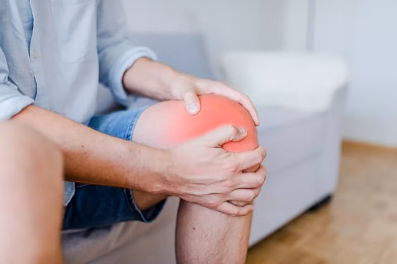 Thời tiết lạnh và ẩm là nguyên nhân khiến nhiều bệnh xương khớp tái phát.