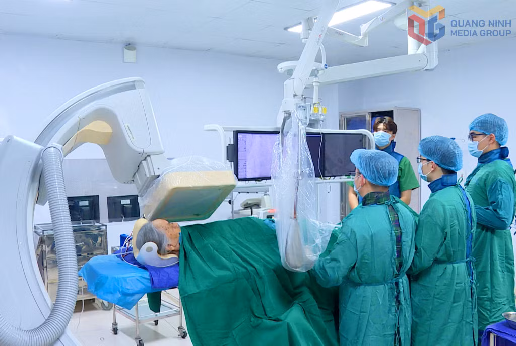 Các y, bác sĩ Bệnh viện Bãi Cháy thực hiện ca can thiệp tim mạch cho người bệnh.