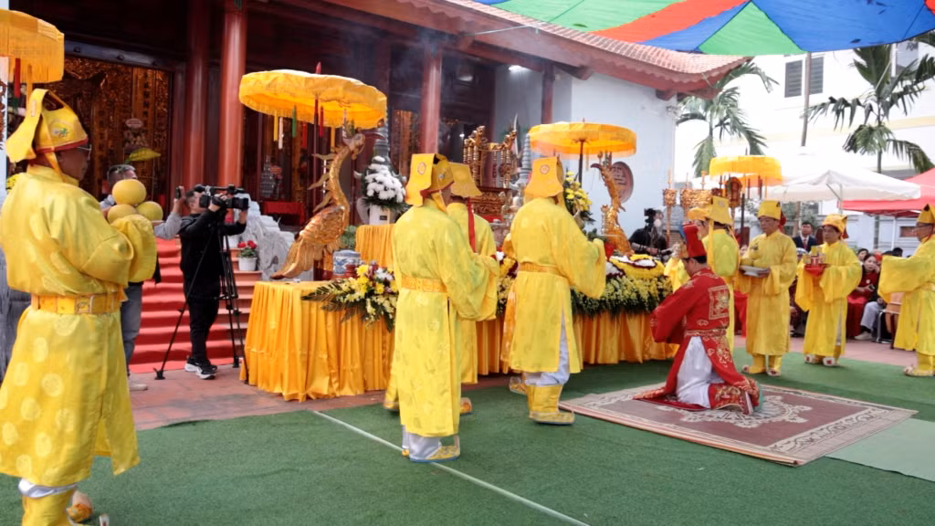 Đình Trới tọa lạc tại Khu Trới 4, phường Hoành Bồ, là một trong những thiết chế văn hóa lâu đời có từ khoảng thế kỷ XIX.