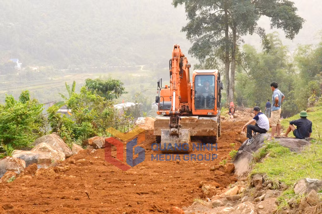 Thi công mở rộng đường vào bản Cẩm Hắc, xã Hoành Mô. Ảnh: Nguyễn Thanh