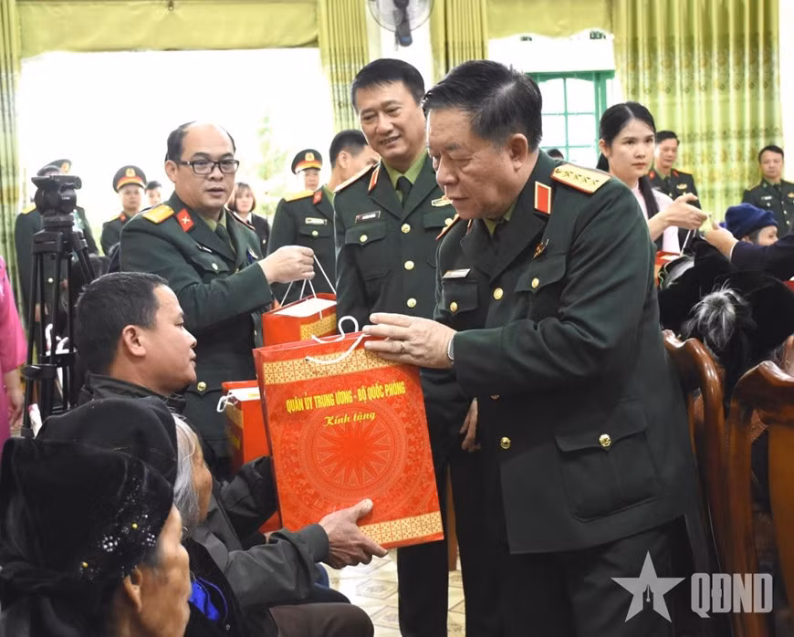 Đại tướng Nguyễn Trọng Nghĩa trao quà tặng các gia đình chính sách, người có công trên địa bàn tỉnh Cao Bằng. Ảnh: ANH MINH