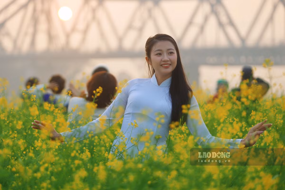 Từ tờ mờ sáng, dù thời tiết Hà Nội khá lạnh, nhưng rất nhiều người dân đã xúng xính váy áo, thả mình vào khung cảnh tuyệt đẹp nơi đây.