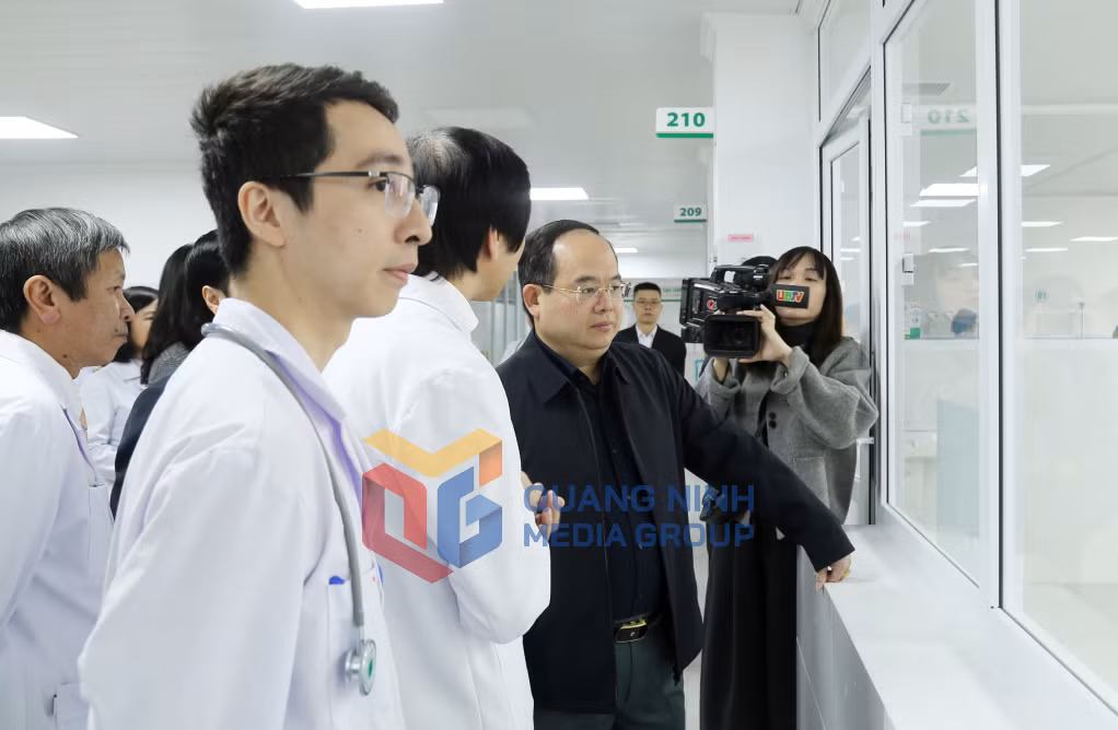 Đồng chí Bí thư Tỉnh ủy cùng đoàn công tác kiểm tra tại đơn nguyên hồi sức tích cực ngoại (1-2026). Ảnh: Thu Chung