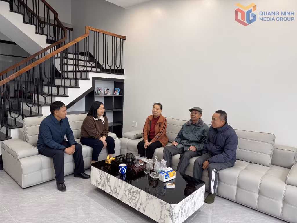 Vợ chồng bà Đỗ Minh Nhân (thứ 3, từ phải sang), thôn Trần Hưng Đạo, xã Quảng Hà, đón Tết cổ truyền trong ngôi nhà mới.