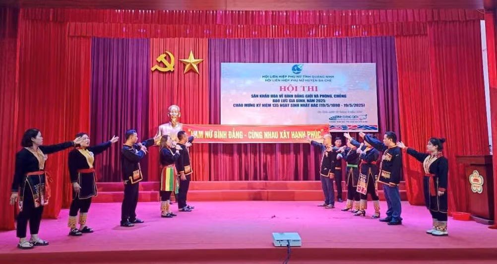 Hội thi sân khấu hóa về "Bình đẳng giới, phòng chống bạo lực gia đình" do Hội LHPN tỉnh Quảng Ninh phối hợp với Hội LHPN huyện Ba Chẽ (cũ) tổ chức tháng 5/2025. Ảnh: Ngọc Lợi (CTV)