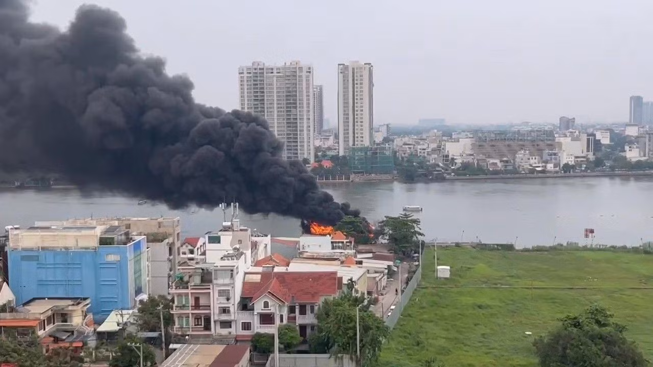 Cột khói cao hàng chục mét. Ảnh: Đông Hoàng
