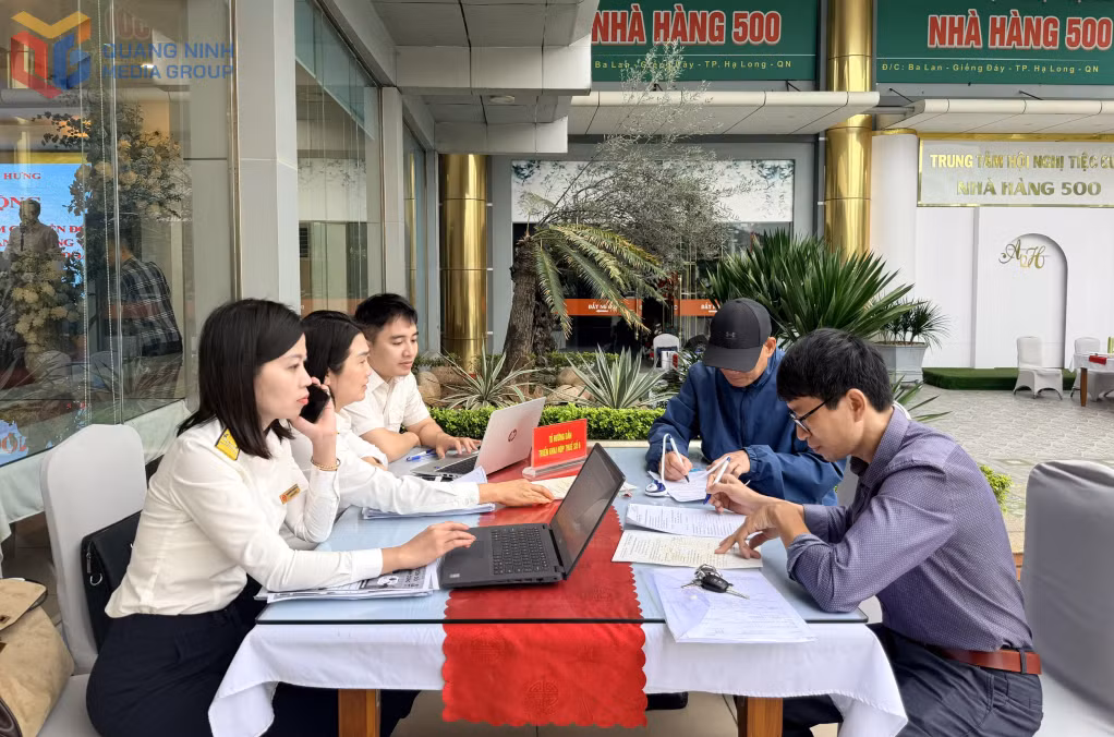 Cơ quan Thuế tỉnh Quảng Ninh hỗ trợ người nộp thuế thực hiện kê khai.