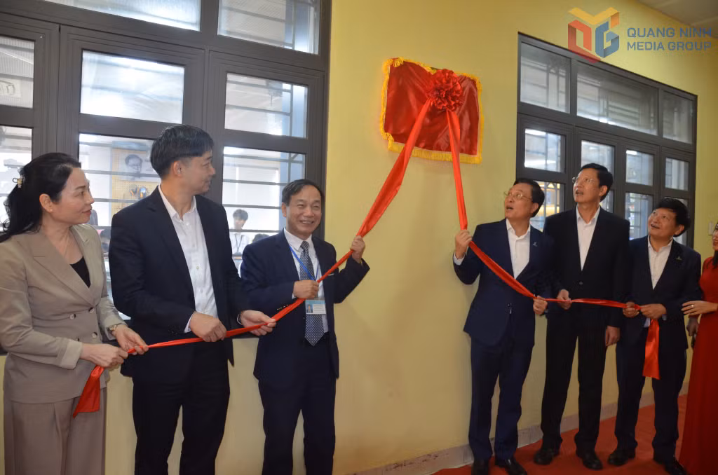 Đồng chí Nguyễn Văn Công, Phó Chủ tịch UBND tỉnh (thứ hai bên trái sang) cùng các đại biểu thực hiện nghi thức khánh thành phòng thực hành giáo dục STEM tại Trường THPT Cẩm Phả.