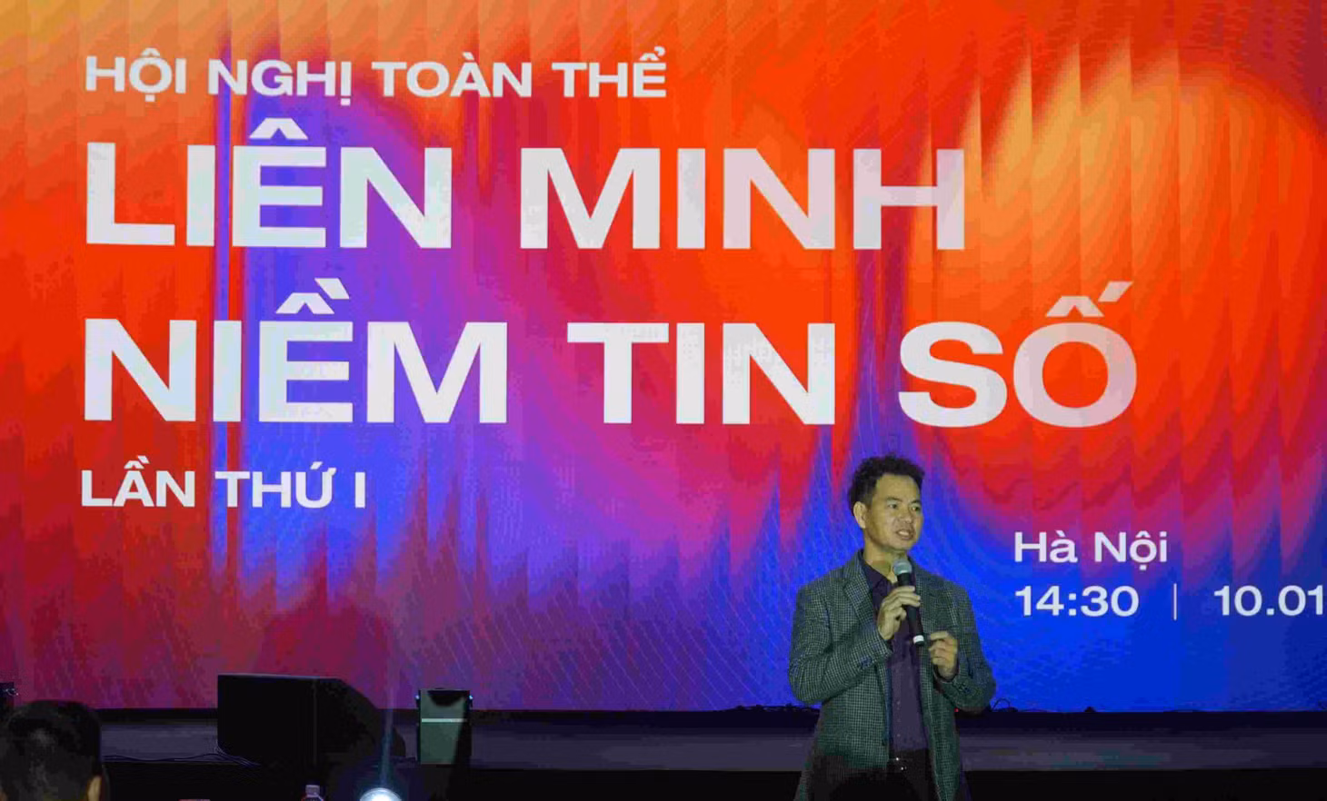 NSND Xuân Bắc chia sẻ ý kiến tại Hội nghị toàn thể. Ảnh: Minh Vũ