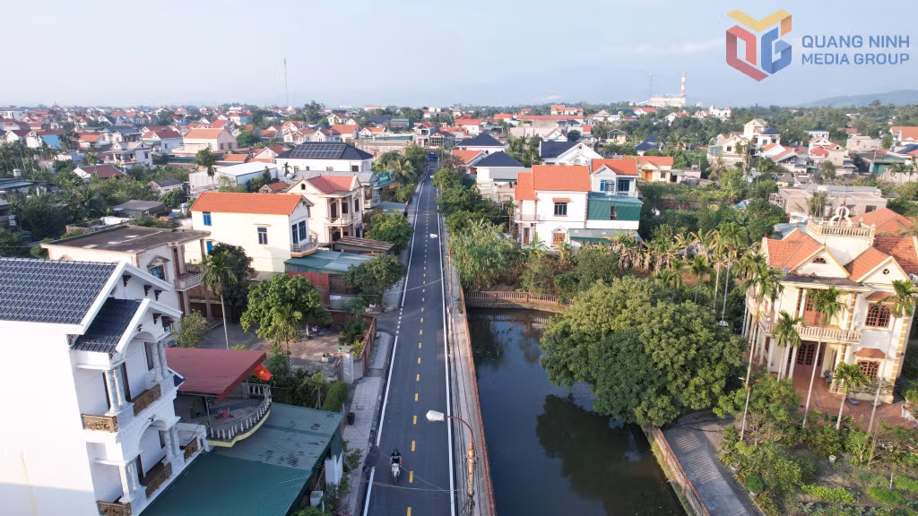 Từ sự đồng thuận của nhân dân và chủ trương đúng đắn, nhiều tuyến đường tại phường Mạo Khê được mở rộng, khang trang, tạo diện mạo đô thị sáng - xanh - sạch - đẹp.