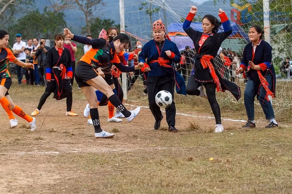 Nhiều môn thể thao diễn ra sôi nổi tại hội làng Bằng Cả.