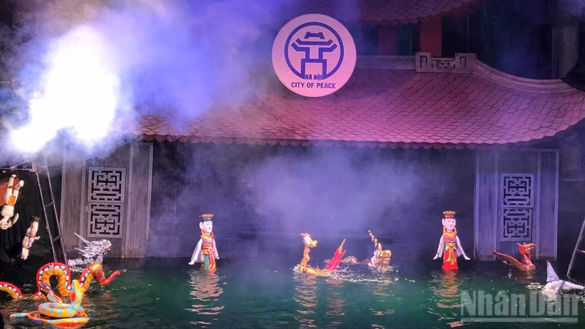 Trình diễn rối nước tại Nhà hát múa rối Thăng Long.