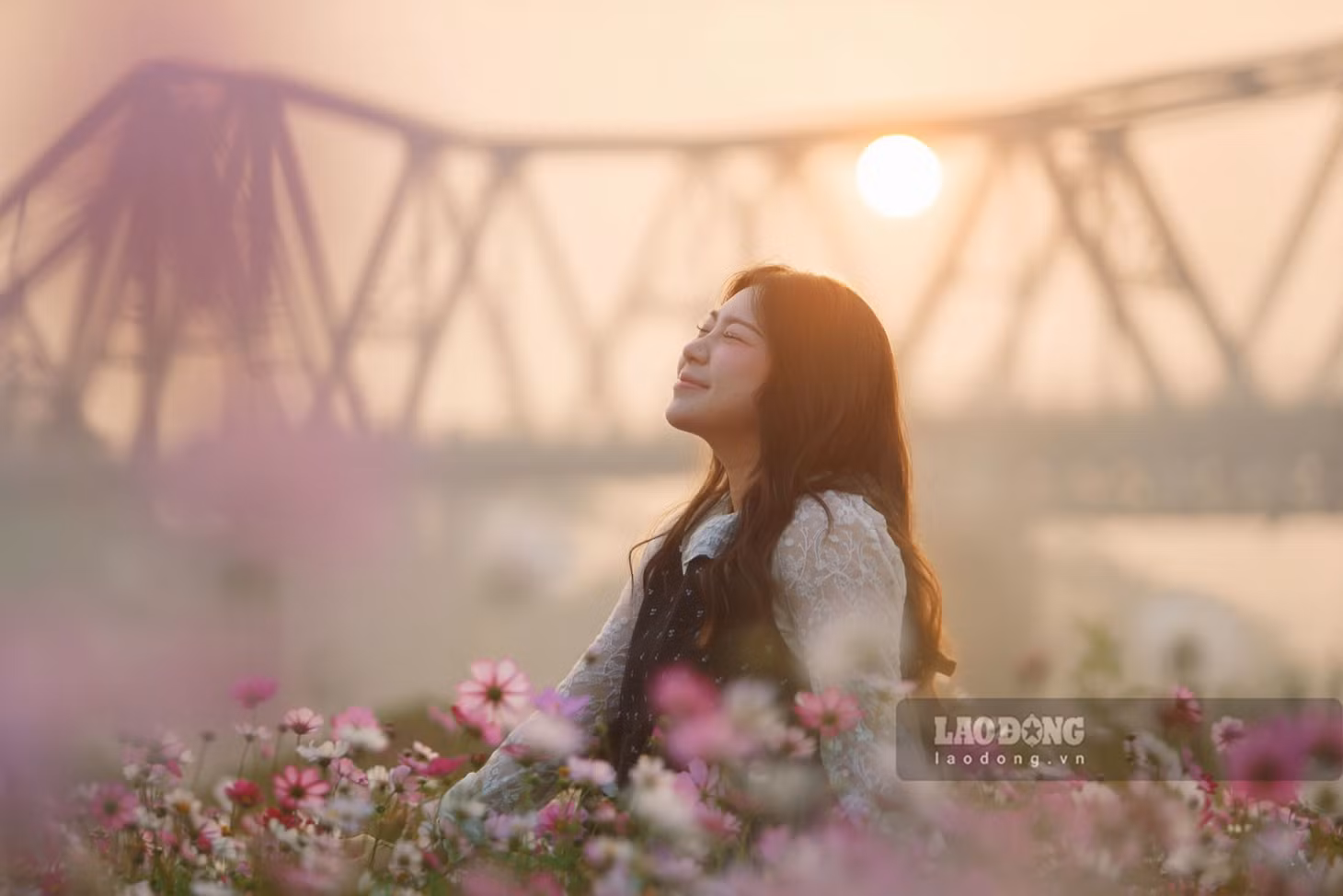 Bạn Nguyễn Thục Anh (phường Cầu Giấy, Hà Nội) hào hứng cho biết: “Mình đã dậy từ 3 giờ sáng để chuẩn bị, đến khoảng 6 giờ thì có mặt tại đây để kịp săn bình minh. Ở đây có rất nhiều góc chụp đa dạng, với nhiều loài hoa khác nhau."