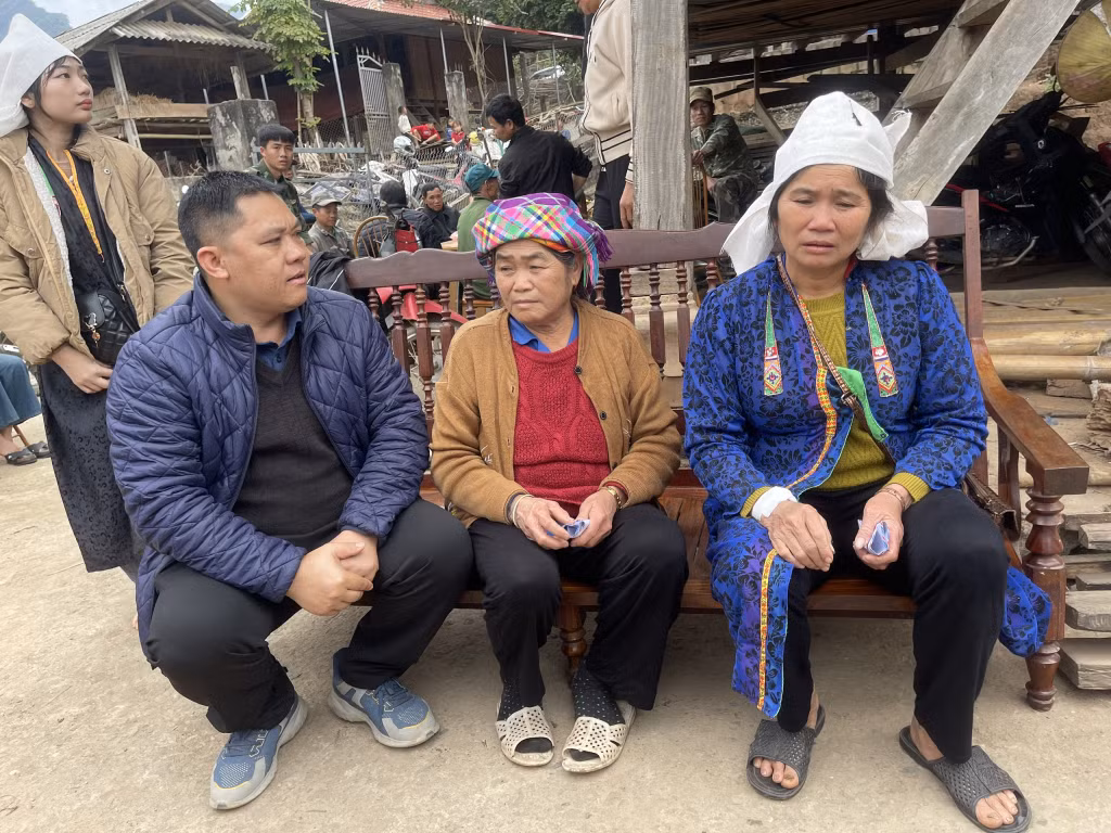 Ông Hoàng Văn Học, Phó chủ tịch UBND xã, đến thăm hỏi, chia buồn cùng gia đình nạn nhân - Ảnh: Trang thông tin điện tử xã Mường Giôn