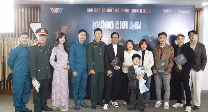 Phim Không giới hạn có sự góp mặt của Steven Nguyễn, Minh Trang, Phạm Quỳnh Dương, Thanh Quý, Tô Dũng, Anh Đào, Lâm Đức Anh, Maya… - Ảnh: VFC