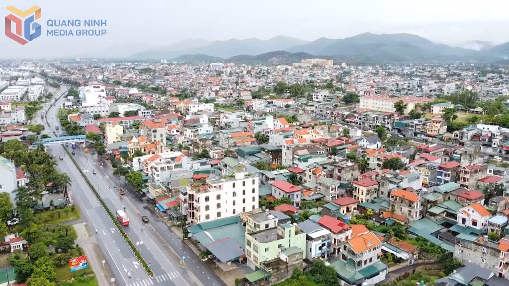 Một góc phường Uông Bí nhìn từ trên cao.