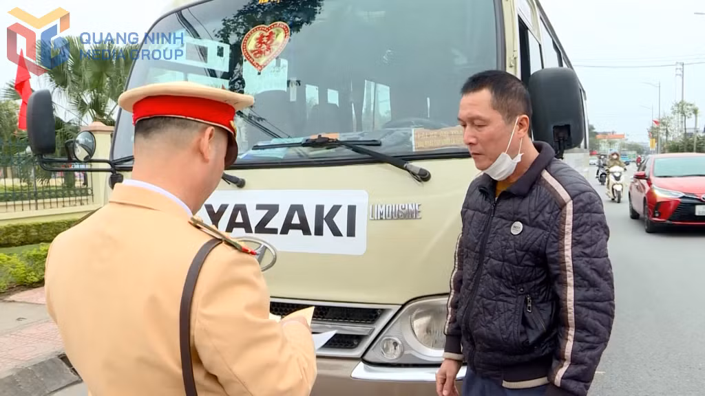 Lực lượng CSGT kiểm tra hành chính lái xe điều khiển phương tiện tham gia giao thông trên tỉnh lộ 338.