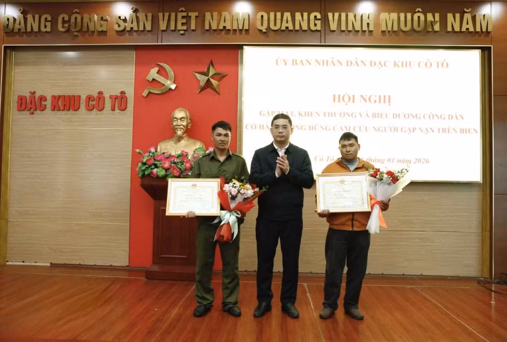 Đồng chí Nguyễn Danh Hà – Phó Bí thư Đảng ủy, Chủ tịch UBND đặc khu trao tặng Giấy khen cho anh Thái Văn Ninh và anh Phạm Văn Thắng.