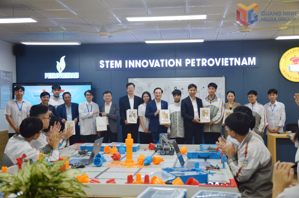 Các em học sinh Trường THPT Cẩm Phả tặng quà lưu niệm cho các đại biểu.