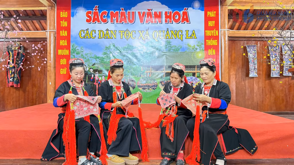 Phụ nữ Bằng Cả hầu hết đều biết thêu khăn, áo truyền thống của mình.