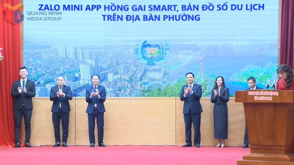 Các đại biểu bấm nút ra mắt Zalo mini app “Hồng Gai Smart” và Bản đồ số du lịch phường Hồng Gai.