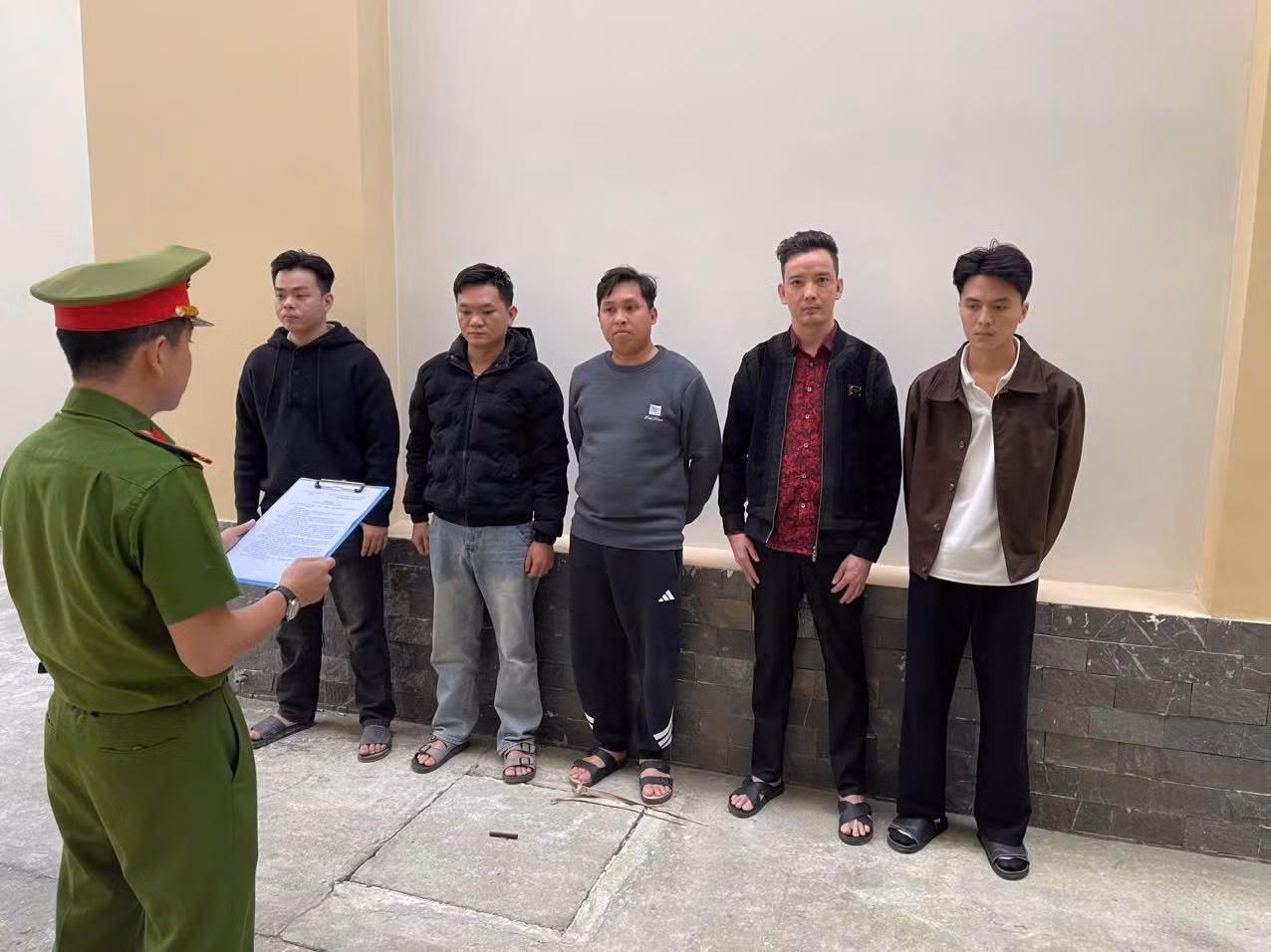 Các đối tượng cho vay lãi nặng tại cơ quan công an. Ảnh: Công an TP Đà Nẵng