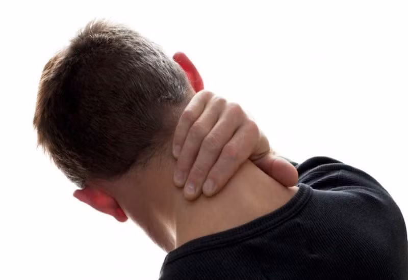 Các bệnh nhân bị bệnh rễ thần kinh thường đau, tê bì và dị cảm theo sự phân bố của rễ hay các rễ thần kinh bị tổn thương.