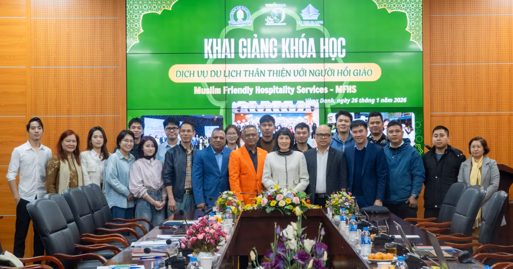 Các đại biểu chụp ảnh lưu niệm tại chương trình.