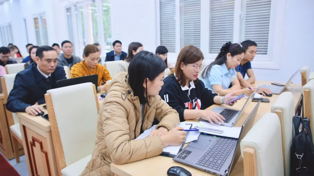 Cán bộ kế toán thực hành nhập dữ liệu tài sản công lên phần mềm Kiểm kê tài sản công của Bộ Tài chính.