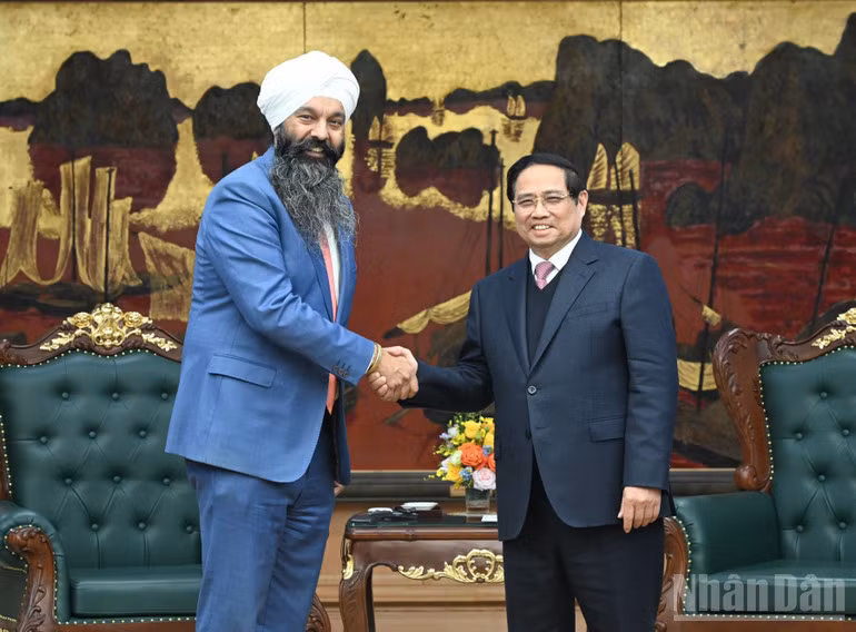 Thủ tướng Chính phủ Phạm Minh Chính và Bộ trưởng Bộ trưởng Phát triển quốc tế Canada Randeep Sarai. (Ảnh: TRẦN HẢI)