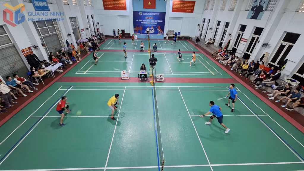 Môn cầu lông thu hút đông đảo các VĐV tham dự, với khoảng 2/3 số VĐV của giải đấu.