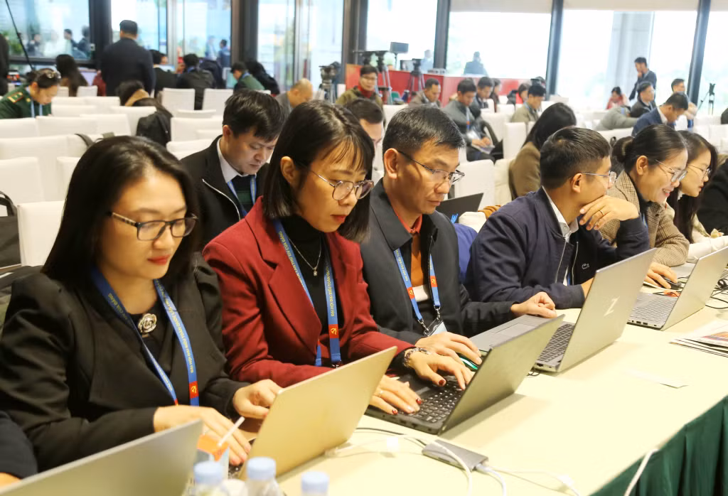 Phóng viên, biên tập viên của Báo và Phát thanh Truyền hình Quảng Ninh tác nghiệp tại Trung tâm báo chí của Đại hội.