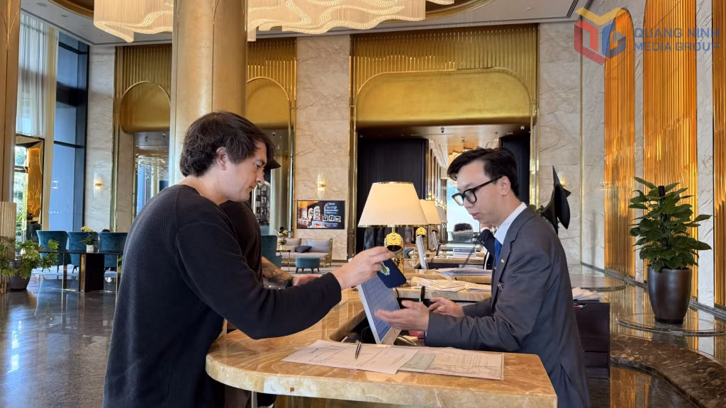 Tại các đơn vị dịch vụ - du lịch như ở Khách sạn 5 sao Radisson Blu Hạ Long Bay, mỗi nhân viên đều đang nỗ lực trở thành một 